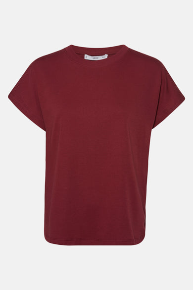 T-shirt bordeaux à manches courtes de MANGO, couleur unie avec une coupe décontractée sur fond neutre.

