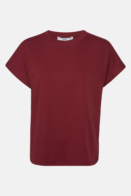 Bordeaux T-shirt met korte mouwen van MANGO, effen kleur met een relaxte pasvorm op een neutrale achtergrond.