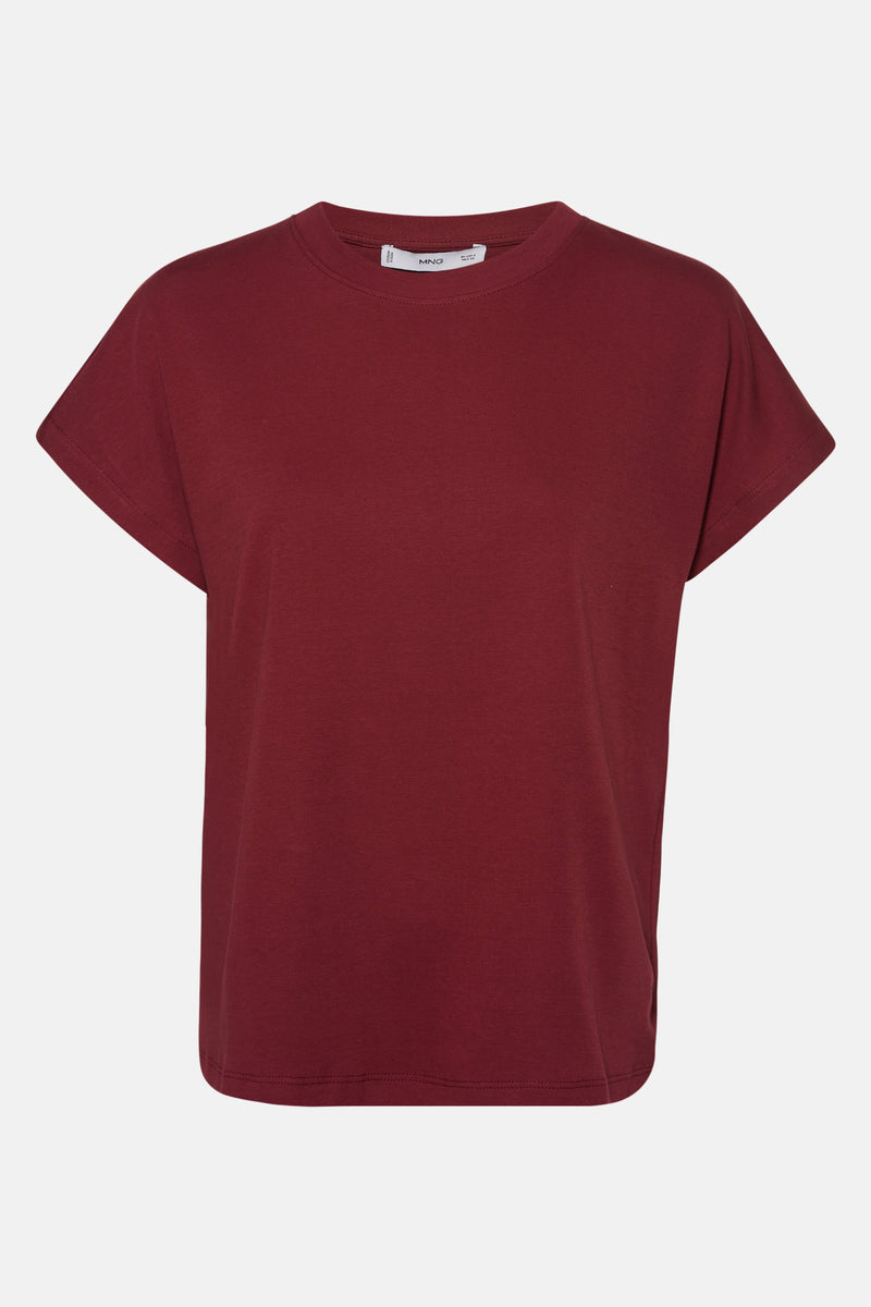 T-shirt bordeaux à manches courtes de MANGO, couleur unie avec une coupe décontractée sur fond neutre.
