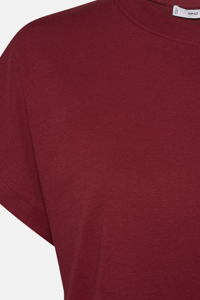 T-shirt bordeaux à manches courtes de MANGO, en maille texturée, avec une coupe décontractée.