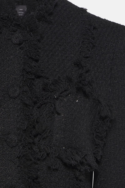 Blazer noir de MANGO, en tissu texturé avec détail effiloché.