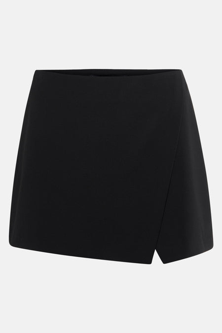 Jupe courte noire croisée de MANGO avec une coupe asymétrique et une fente discrète.