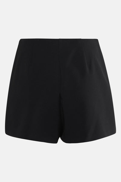 Short noir de MANGO, vu de dos sur un fond clair.