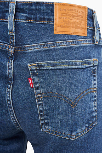 Jean bootcut bleu foncé de Levi's, avec surpiqûres contrastées et étiquette de la marque en cuir.
