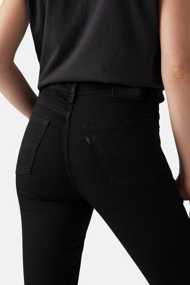 Jean skinny noir de Levi's®, détail de la partie arrière avec étiquette et poches.