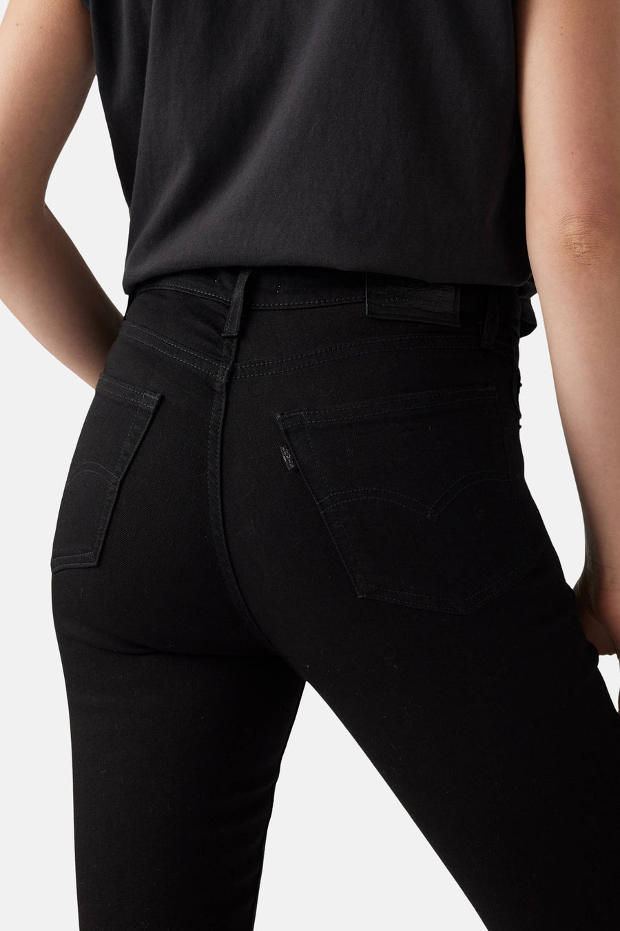 Jean skinny noir de Levi's®, détail de la partie arrière avec étiquette et poches.