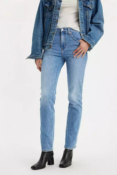 Jean droit en denim bleu moyen de Levi's®, porté avec une veste en jean et des bottines noires à talons.