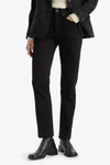 Jean droit en denim noir de Levi's, porté avec un blazer noir et des bottines en cuir.