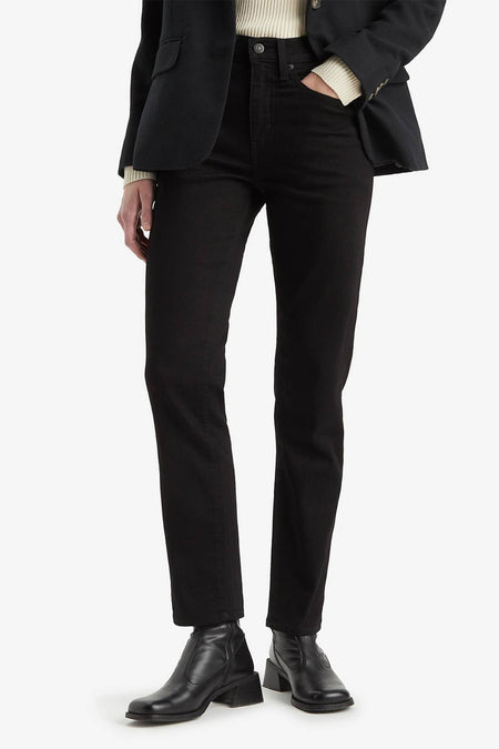 Jean droit en denim noir de Levi's, porté avec un blazer noir et des bottines en cuir.