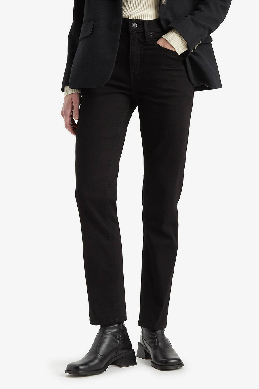 Jean droit en denim noir de Levi's, porté avec un blazer noir et des bottines en cuir.