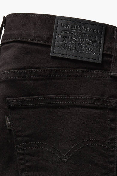 Jean droit noir en denim de Levi's, avec étiquette en cuir noir à l'arrière, détail de couture sur la poche.
