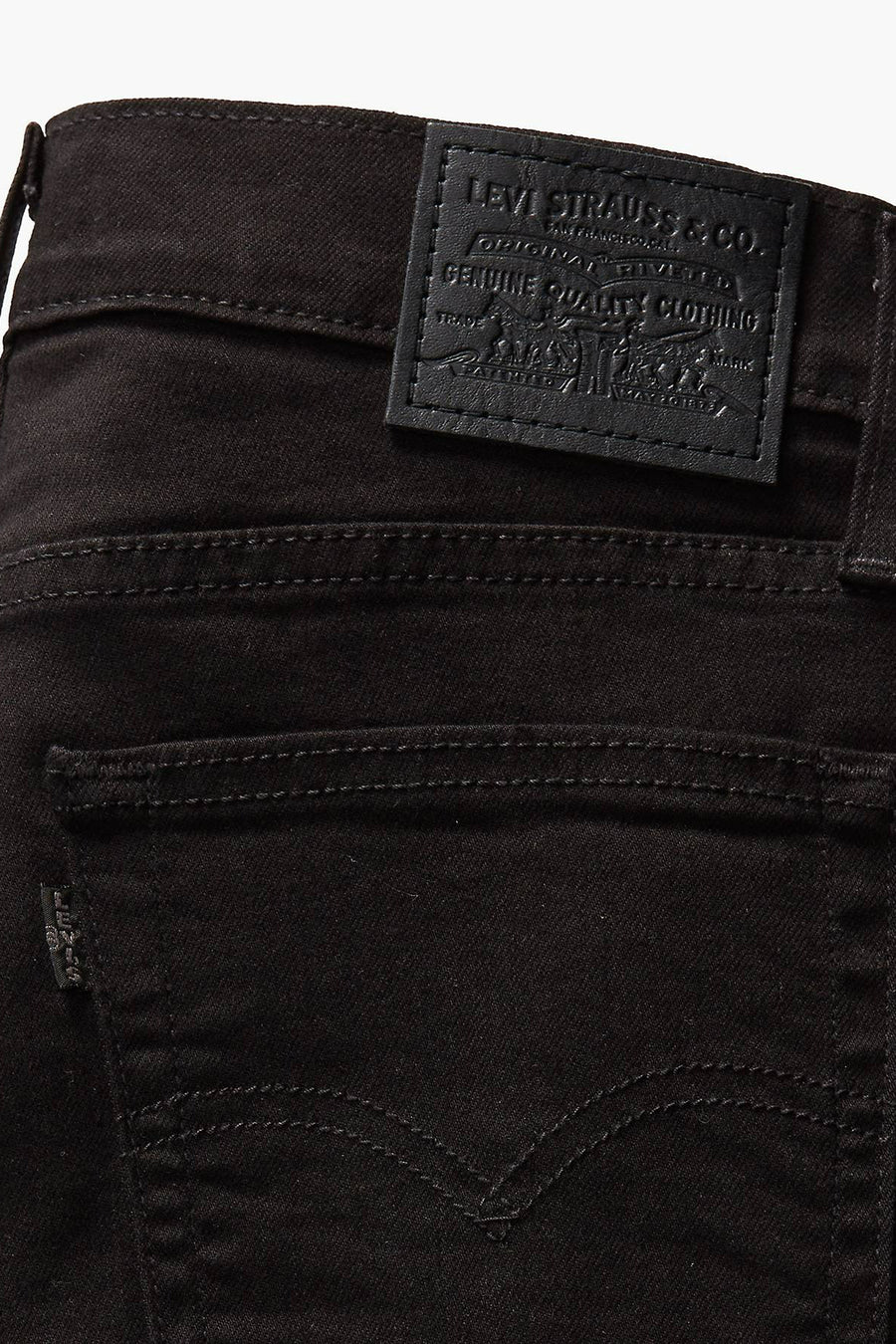 Jean droit noir en denim de Levi's, avec étiquette en cuir noir à l'arrière, détail de couture sur la poche.

