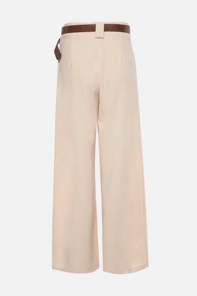 Pantalon beige par Terra di Siena avec ceinture marron, vue arrière.
