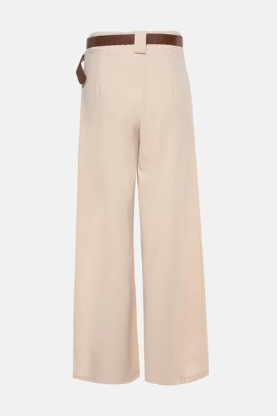 Pantalon beige par Terra di Siena avec ceinture marron, vue arrière.
