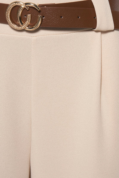 Beige broek van Terra di Siena met een bruine riem met gouden gesp, toont de taille-details.