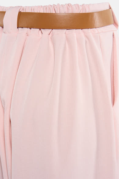 Roze kostuumbroek Terra di Siena met bruine riem, voorplooien en zijzak.