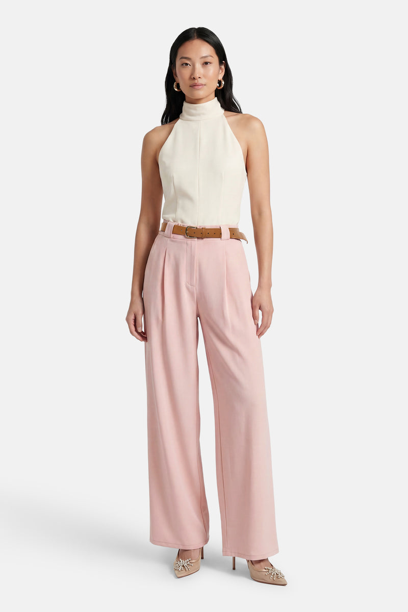 Roze kostuumbroek van Terra di Siena, gedragen met een bruine riem en versierde pumps.