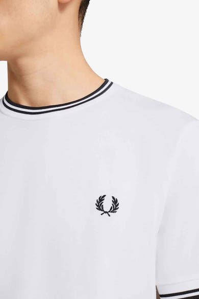Wit T-shirt met korte mouwen van FRED PERRY met gestreepte bies op de kraag en geborduurd logo.
