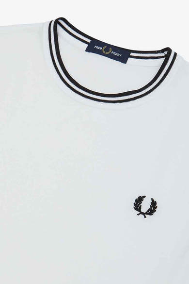 Wit gestreept T-shirt van FRED PERRY, met geborduurd logo op de borst.