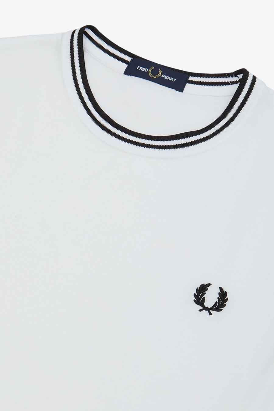 Wit gestreept T-shirt van FRED PERRY, met geborduurd logo op de borst.