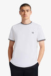 Wit T-shirt met korte mouwen van Fred Perry, met geborduurd logo op de borst.