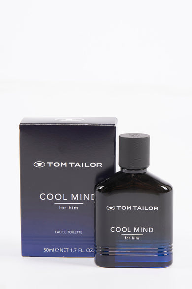 Parfum voor heren van Tom Tailor, gepresenteerd met bijpassende marineblauwe en zwarte verpakking.