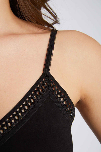 Zwarte tanktop van Morgan de Toi, met ajour kanten bies bij de halslijn.