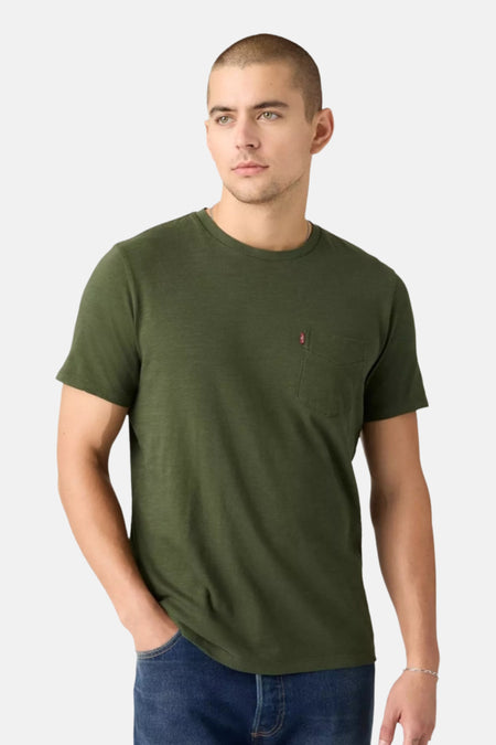 Groen T-shirt met korte mouwen van Levi's®, met borstzakje aan de linkerkant.