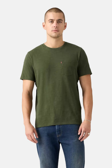 Groen T-shirt met korte mouwen van Levi's®, met borstzak en gedragen met een blauwe jeans.
