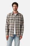 Multikleurig overhemd met lange mouwen van Levi's®, geruit, gedragen over een wit T-shirt en een lichtblauwe jeans.