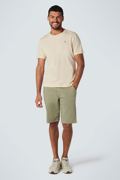 Short vert de NO EXCESS, porté avec un t-shirt beige clair et des baskets beiges, en pleine figure.
