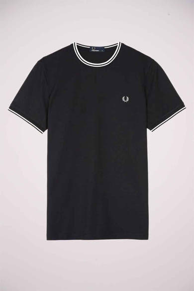 Zwart T-shirt met korte mouwen van Fred Perry met witte strepen op de kraag en mouwen, geborduurd logo.