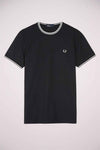 Zwart T-shirt met korte mouwen van Fred Perry met witte strepen op de kraag en mouwen, geborduurd logo.
