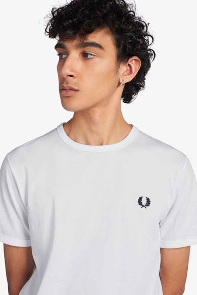 T-shirt blanc à manches courtes de FRED PERRY, avec le logo couronne de laurier sur la poitrine.