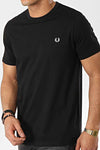 T-shirt noir à manches courtes de Fred Perry, avec le logo distinctif sur la poitrine.