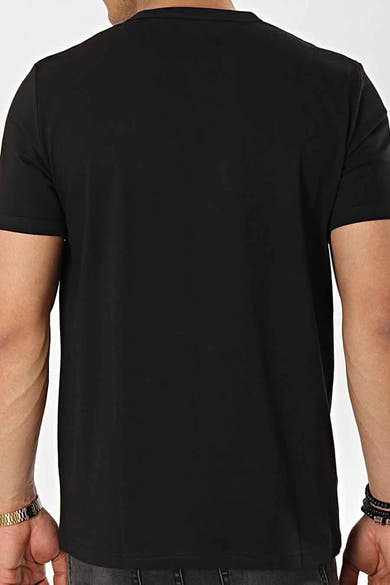 T-shirt noir de FRED PERRY, vue arrière, manches courtes et coupe classique.