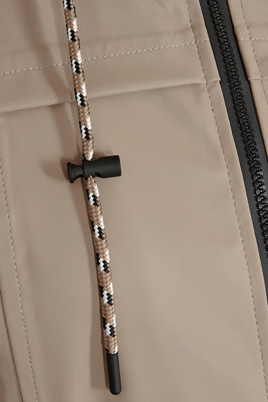 Imperméable taupe de FREEQUENT avec cordon de serrage et fermeture éclair noire.
