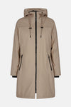 Imperméable taupe de FREEQUENT avec capuche, fermeture éclair noire et cordons décoratifs.