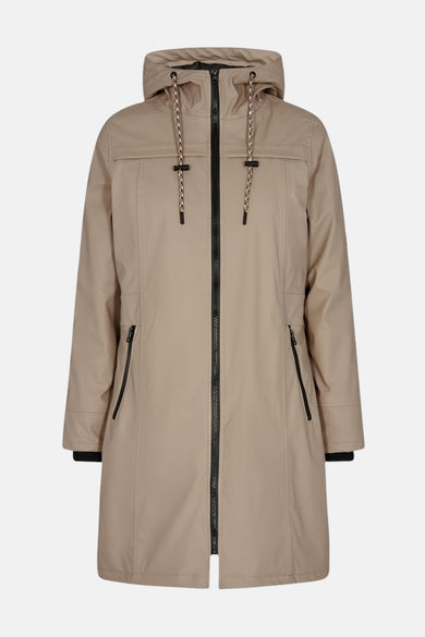 Taupe regenjas van FREEQUENT met capuchon, zwarte ritssluiting en decoratieve koorden.