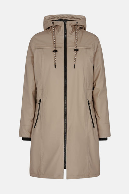 Taupe regenjas van FREEQUENT met capuchon, zwarte ritssluiting en decoratieve koorden.