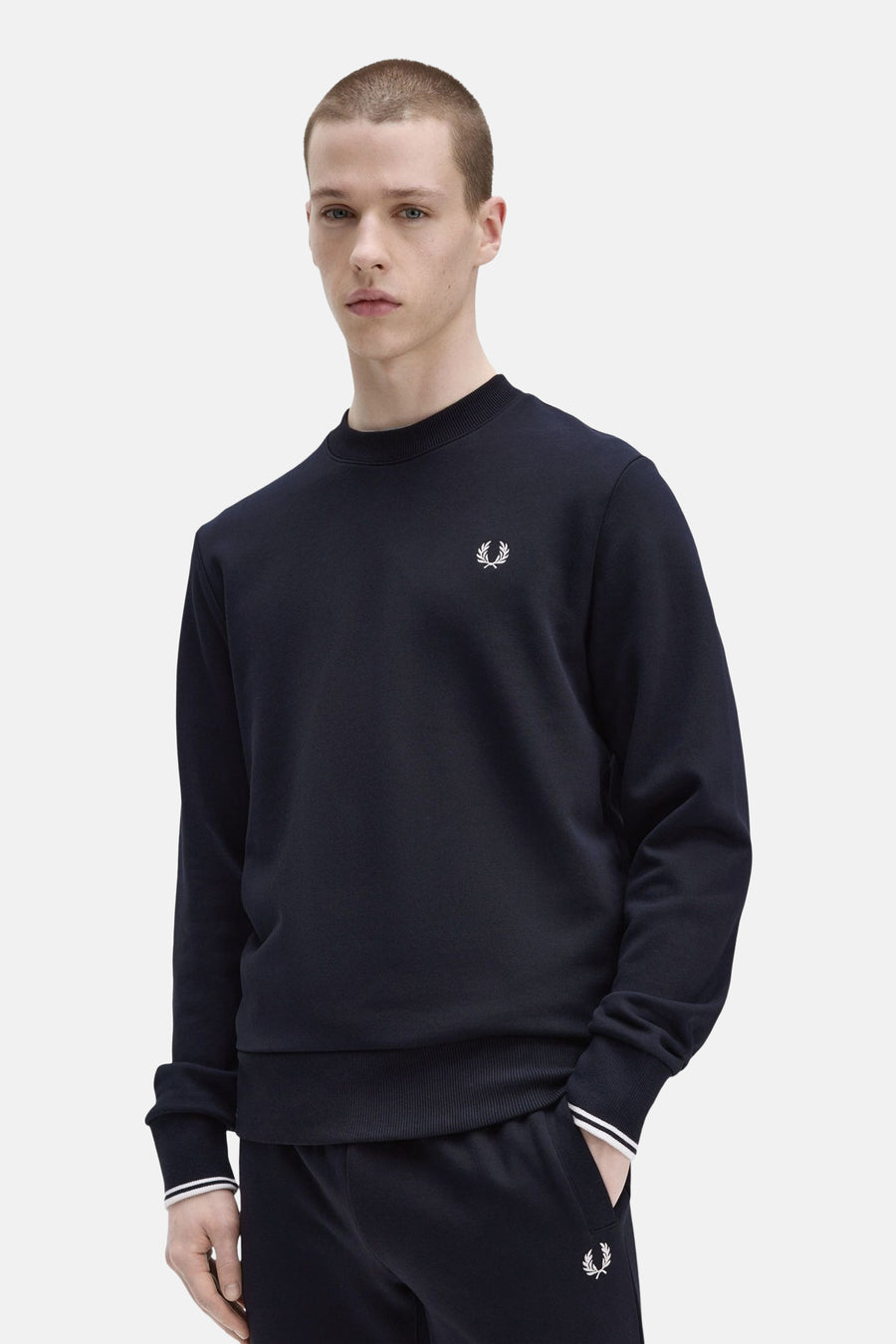Marineblauwe sweater van FRED PERRY, met geborduurd logo op de borst en geribde manchetten met strepen.