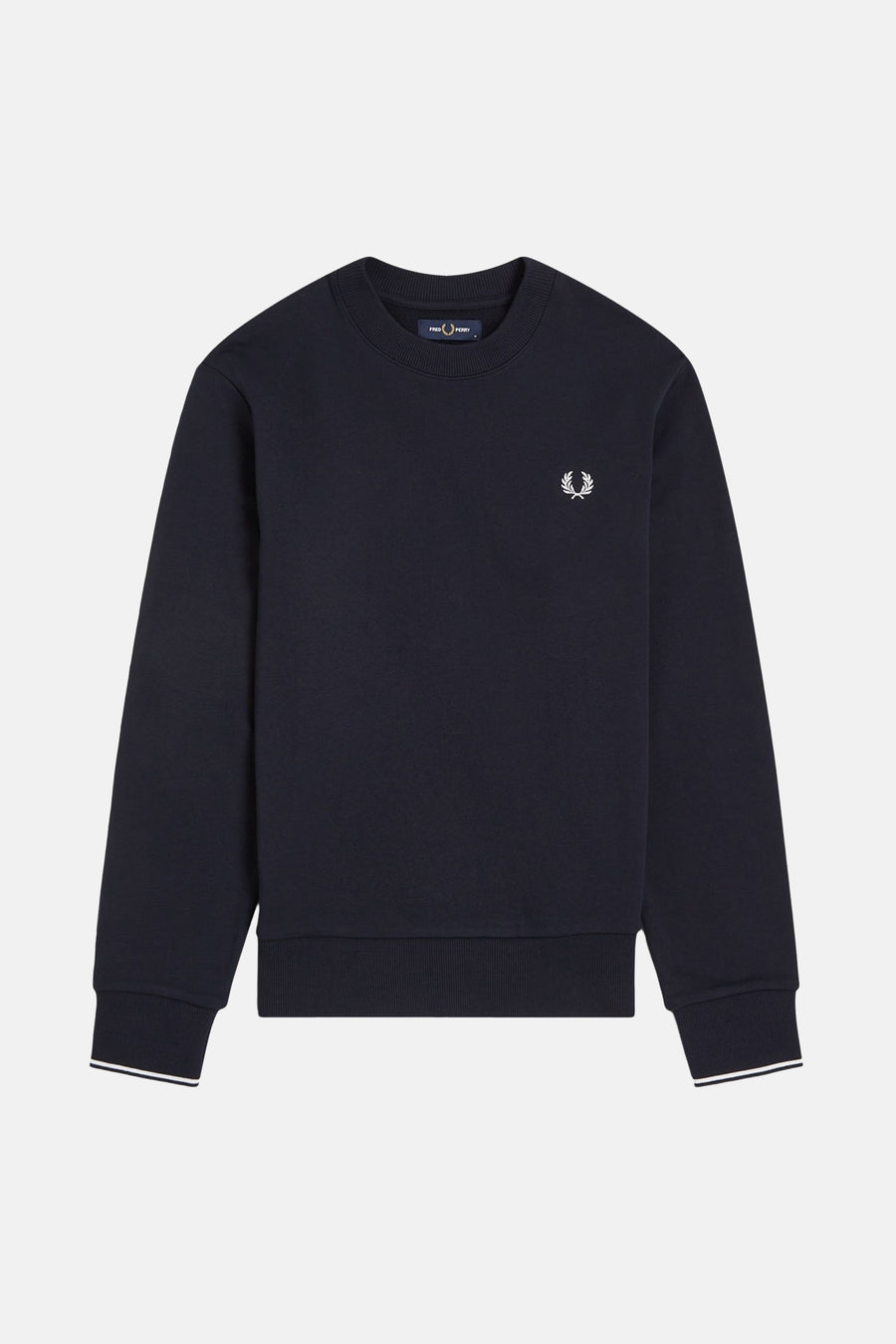 Marineblauwe sweater van Fred Perry, versierd met een wit logo op de borst en strepen op de manchetten.