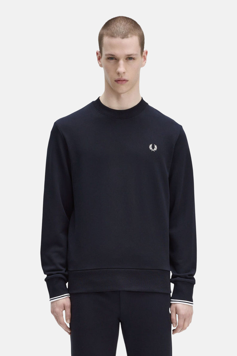 Blauwe sweater met ronde hals van Fred Perry, met geborduurd logo op de borst en geribbelde boorden.