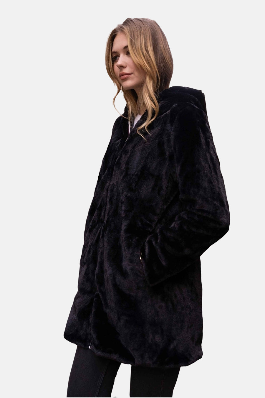 Zwarte regenjas van imitatiebont van LAURA JO, met capuchon en ritssluiting, gedragen over een zwarte broek.