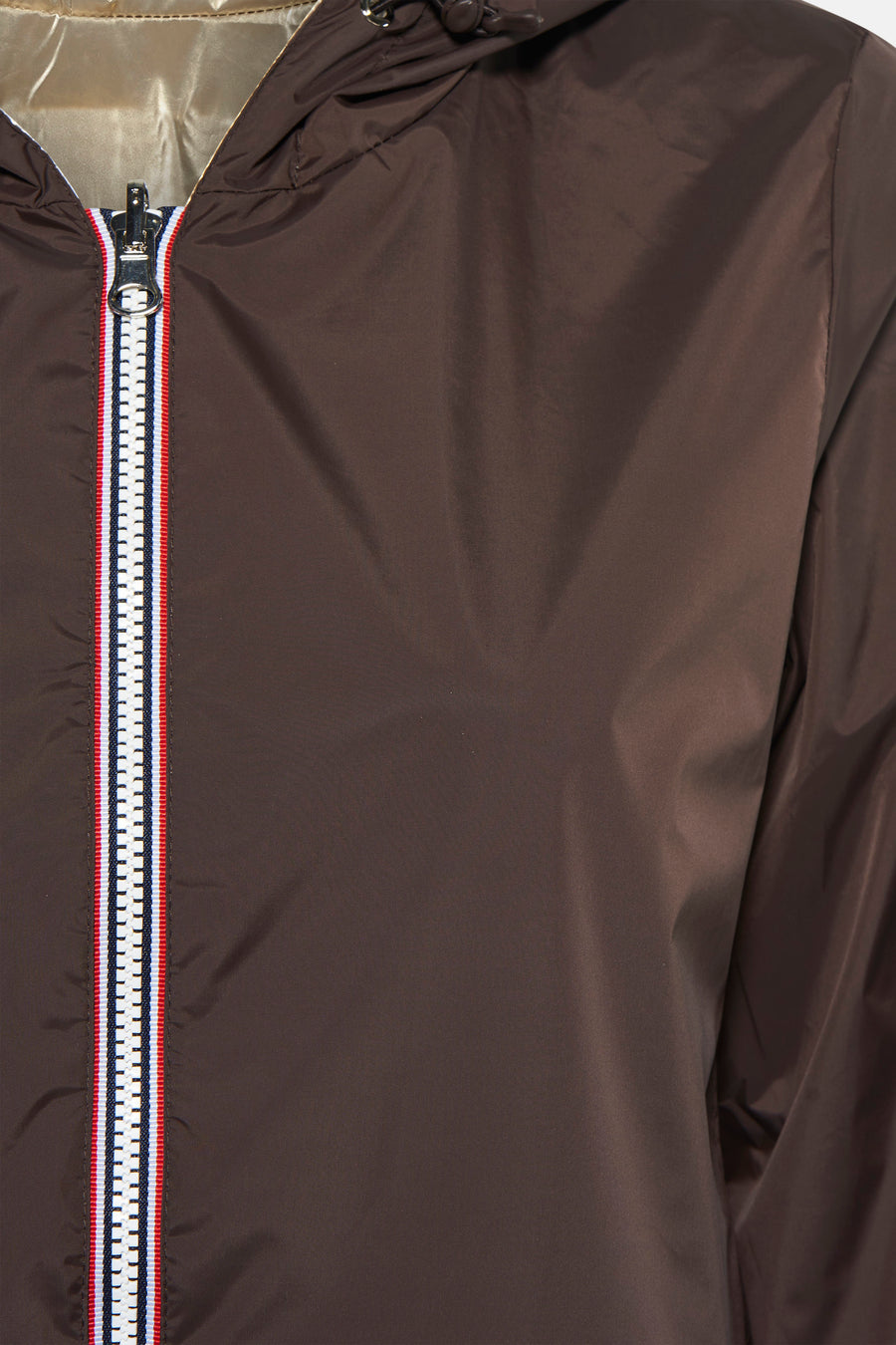 Veste de pluie marron de LAURA JO, avec fermeture éclair rayée bleu, blanc et rouge.