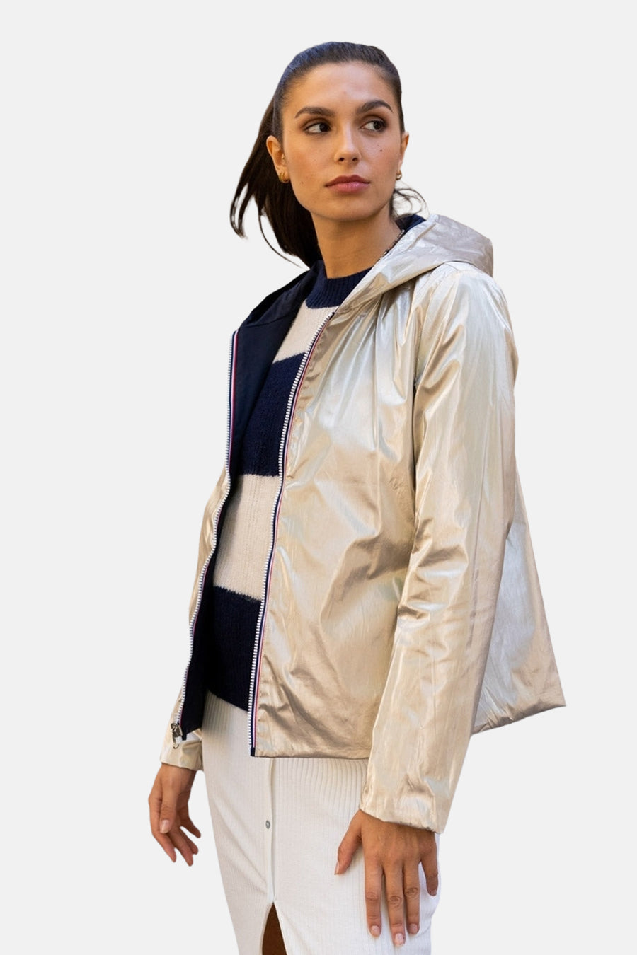 Veste de pluie bleue par Laura Jo, avec capuche et fermeture éclair sur un pull rayé.