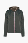 Groene regenjas van LAURA JO met driekleurige ritssluiting en metallic voering in de capuchon.