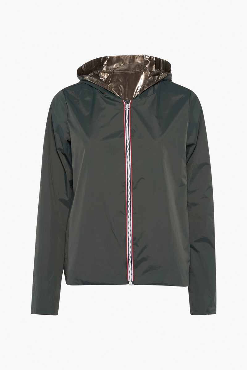 Veste de pluie verte par LAURA JO avec capuche à doublure métallique et fermeture éclair tricolore.