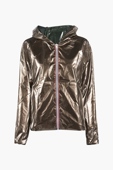 Veste de pluie verte par LAURA JO, avec capuche et fermeture éclair blanche, rouge et bleue.