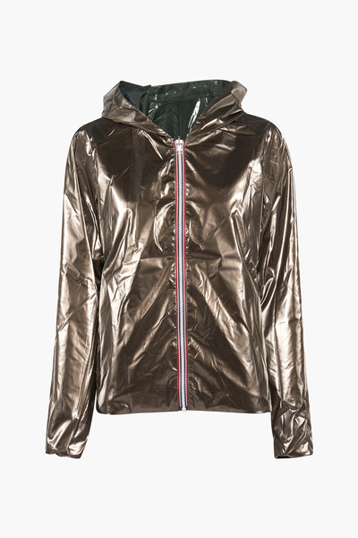 Veste de pluie verte par LAURA JO, avec capuche et fermeture éclair blanche, rouge et bleue.